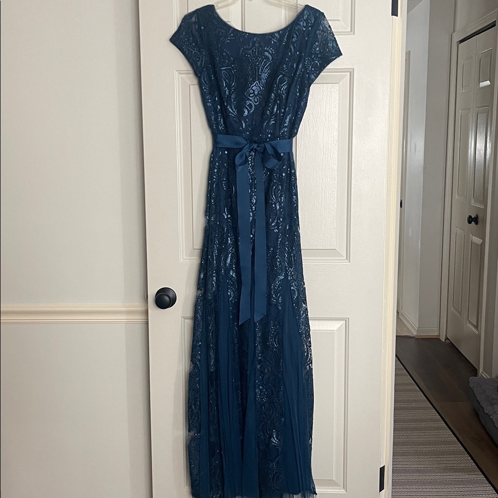 Adrianna Papell “Deep Blue”Damask Sequined Gown with Sash Short Sleeve Size 4 - Picture 4 of 12